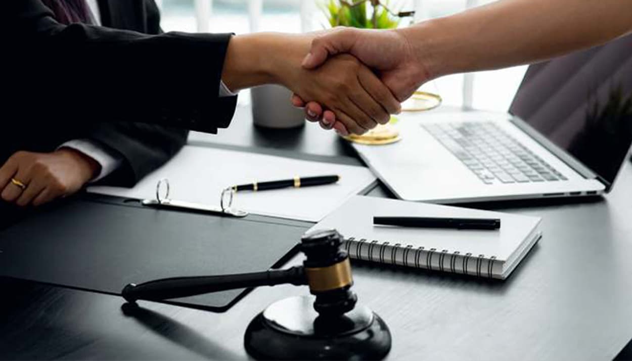 مشاوره حقوقی ارز دیجیتال پیگیری کلاهبرداری و مسدودی حساب رمزارز